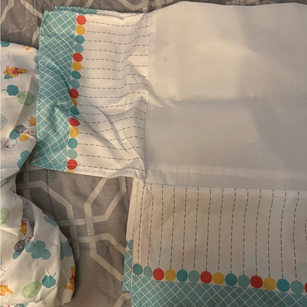 Crib bedding sheet and skirt - Picture 2 of 2